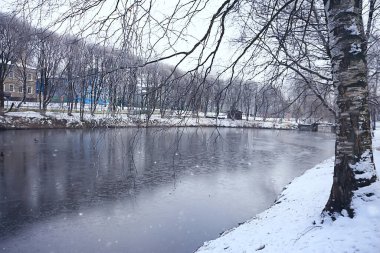 Kasım Park manzarası, Noel kar havası, göleti olan bir şehir parkı.