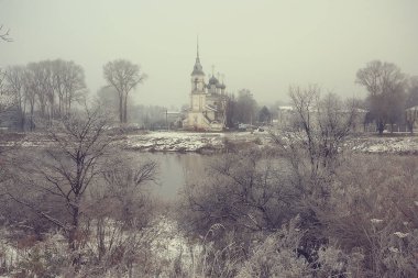 Vologda 'da dondurucu nehrin kıyısındaki kış manzarası kilisesi, Hristiyanlık vaftiz Rusya Noel' i.