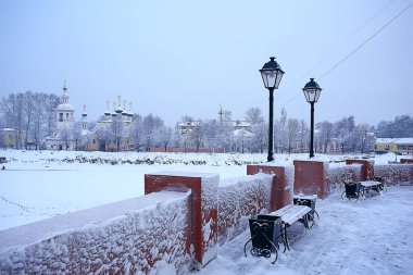 Şehir parkındaki manzara tezgahı Kış ayazı, Noel sabahı şehirde