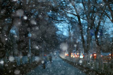 Soyut kar arka planda bulanık şehir ışıkları, kış tatili yeni yıl