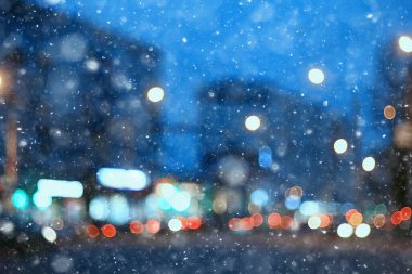 Soyut kar arka planda bulanık şehir ışıkları, kış tatili yeni yıl