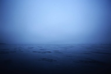 Kış gölü arka planında buzul manzarası, soyut mevsimsel soğuk