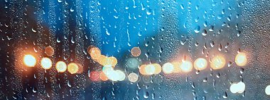 ıslak pencere ışıkları yağmur damlaları, soyut arka plan sonbahar kış ışıltılı cam