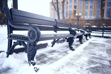 Şehir parkındaki manzara tezgahı Kış ayazı, Noel sabahı şehirde