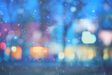 Soyut kar arka planda bulanık şehir ışıkları, kış tatili yeni yıl