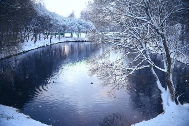 Kasım Park manzarası, Noel kar havası, göleti olan bir şehir parkı.