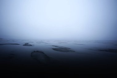 Kış gölü arka planında buzul manzarası, soyut mevsimsel soğuk