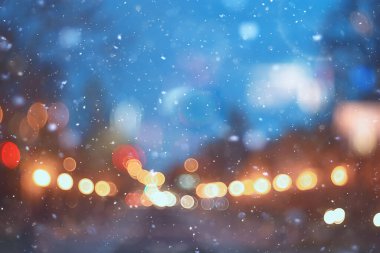 Soyut kar arka planda bulanık şehir ışıkları, kış tatili yeni yıl