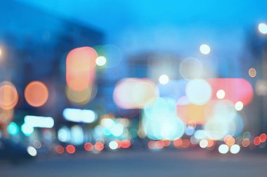 Akşam ışıkları arka planı bulanıklaştırdı. Sonbahar, soyut şehir arka planı, sonbahar.