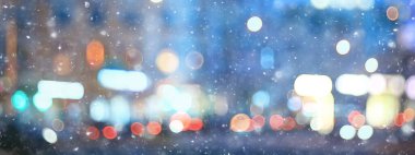 Soyut kar arka planda bulanık şehir ışıkları, kış tatili yeni yıl