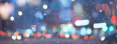 Soyut kar arka planda bulanık şehir ışıkları, kış tatili yeni yıl