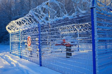 Dikenli tel kış nesnesi, soyut arka plan suç muhafızı