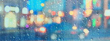 ıslak pencere ışıkları yağmur damlaları, soyut arka plan sonbahar kış ışıltılı cam