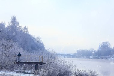 Kasım Park manzarası, Noel kar havası, göleti olan bir şehir parkı.