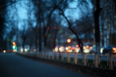 Akşam ışıkları arka planı bulanıklaştırdı. Sonbahar, soyut şehir arka planı, sonbahar.