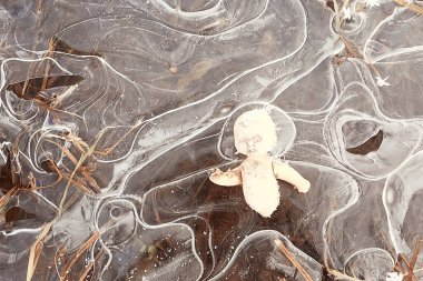 Oyuncak bebek kırılmış korku, kış buzu, arka plan korkusu kayıp çocuk.