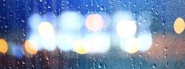 ıslak pencere ışıkları yağmur damlaları, soyut arka plan sonbahar kış ışıltılı cam