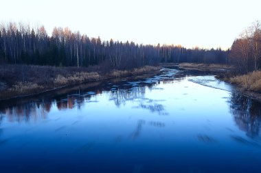 Buz gibi nehir Kasım ayı, mevsimlik doğa kışı.