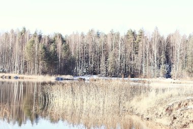 Kasım Park manzarası, Noel kar havası, göleti olan bir şehir parkı.