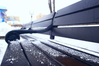 Şehir parkındaki manzara tezgahı Kış ayazı, Noel sabahı şehirde