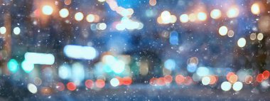 Soyut kar arka planda bulanık şehir ışıkları, kış tatili yeni yıl