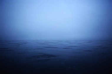 Kış gölü arka planında buzul manzarası, soyut mevsimsel soğuk