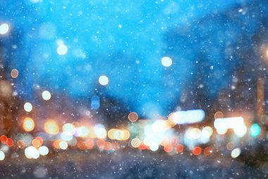 Soyut kar arka planda bulanık şehir ışıkları, kış tatili yeni yıl