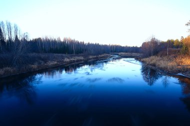 Buz gibi nehir Kasım ayı, mevsimlik doğa kışı.