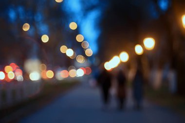 Akşam ışıkları arka planı bulanıklaştırdı. Sonbahar, soyut şehir arka planı, sonbahar.