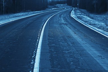 Kış yolu soyut manzara, mevsimlik patika aralık karı