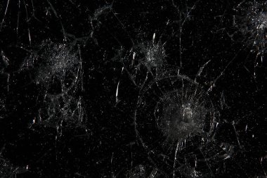 Siyah cam arka plandaki çatlaklar, kırık cam delik yok etme kavramı.