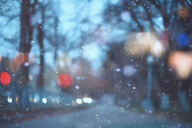 Soyut kar arka planda bulanık şehir ışıkları, kış tatili yeni yıl