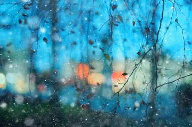 Soyut kar arka planda bulanık şehir ışıkları, kış tatili yeni yıl