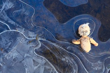 Oyuncak bebek kırılmış korku, kış buzu, arka plan korkusu kayıp çocuk.