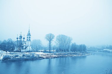 Vologda 'da dondurucu nehrin kıyısındaki kış manzarası kilisesi, Hristiyanlık vaftiz Rusya Noel' i.