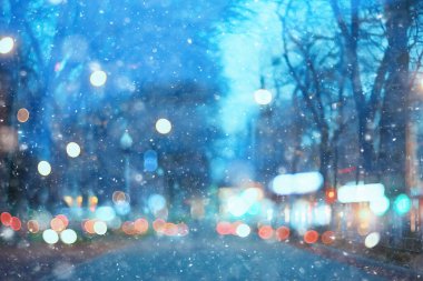 Soyut kar arka planda bulanık şehir ışıkları, kış tatili yeni yıl