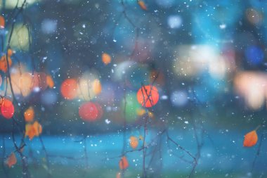 Soyut kar arka planda bulanık şehir ışıkları, kış tatili yeni yıl