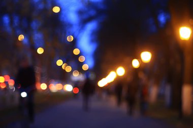 Akşam ışıkları arka planı bulanıklaştırdı. Sonbahar, soyut şehir arka planı, sonbahar.