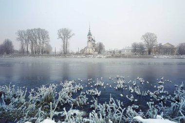Vologda 'da dondurucu nehrin kıyısındaki kış manzarası kilisesi, Hristiyanlık vaftiz Rusya Noel' i.