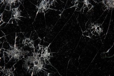 Siyah cam arka plandaki çatlaklar, kırık cam delik yok etme kavramı.