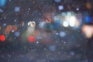 Soyut kar arka planda bulanık şehir ışıkları, kış tatili yeni yıl