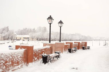 Şehir parkındaki manzara tezgahı Kış ayazı, Noel sabahı şehirde