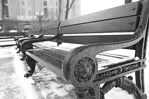 公园里的景观长椅冬季霜冻 城市里的圣诞早晨 — 图库照片
