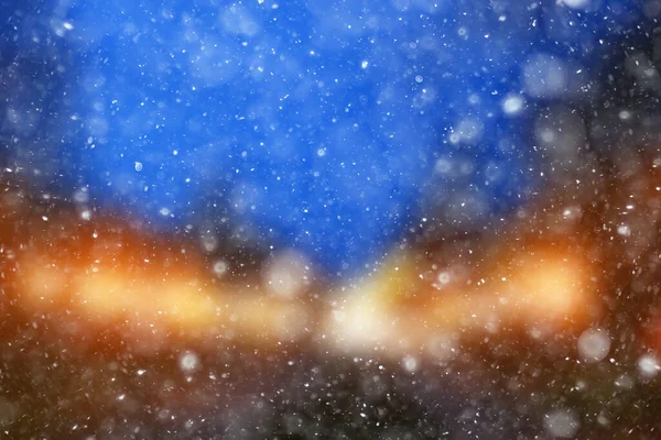 Bunte Hintergrund Schnee Schneefall Abend Weihnachtsbeleuchtung Weiches Licht Verschwommen — Stockfoto