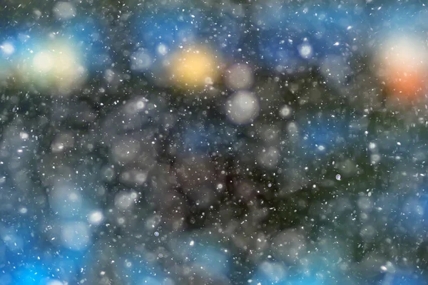 Bunte Hintergrund Schnee Schneefall Abend Weihnachtsbeleuchtung Weiches Licht Verschwommen — Stockfoto