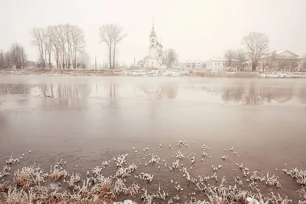 Χειμερινό Τοπίο Εκκλησία Στις Όχθες Του Παγωμένου Ποταμού Στη Βολογδά — Φωτογραφία Αρχείου