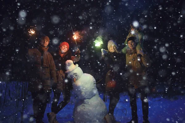 Group Friends Snowman Sparklers Party Christmas Night Happy New Year — Stock Photo, Image