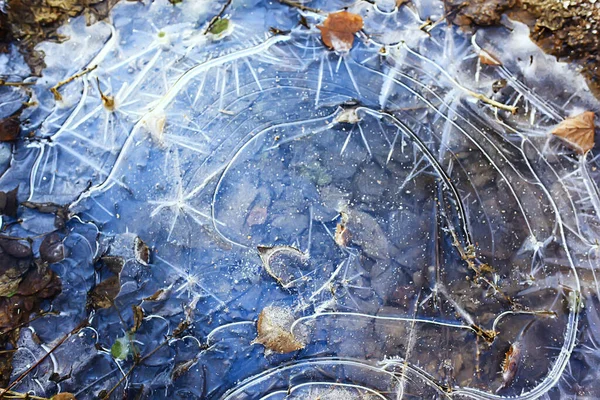 얼어붙은 흙탕물과 겨울의 추상적 계절의 — 스톡 사진
