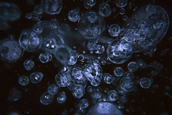 氷の泡の下の空気自然の外の抽象的な冬の寒さの背景 — ストック写真