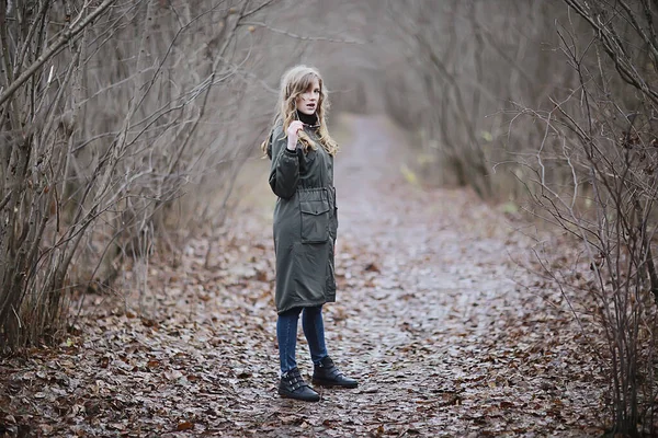 Jong Mooi Vrouw Poseren Buiten — Stockfoto